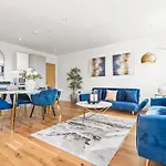 Golden Quarter Penthouse - 3 Beds - Contractors